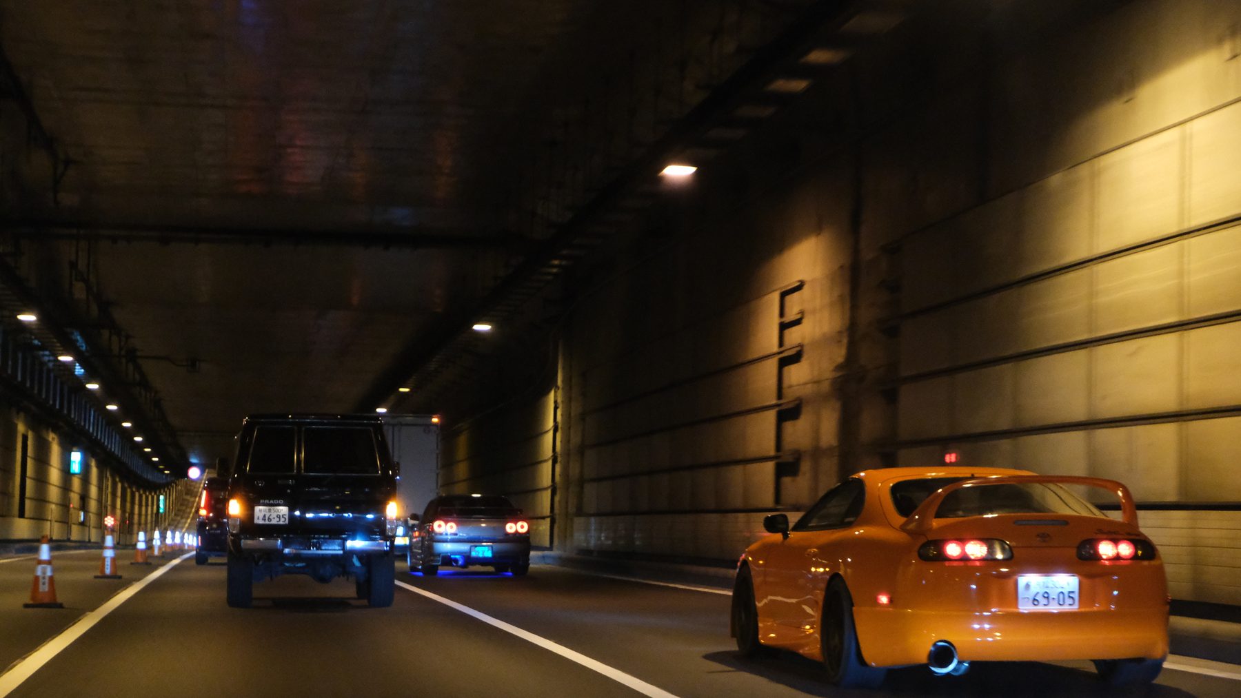 Supra arancione in galleria