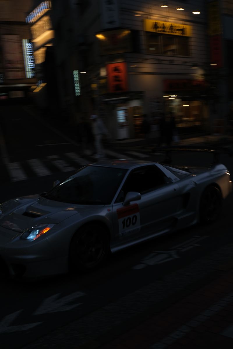 Honda NSX bianca in strada di notte