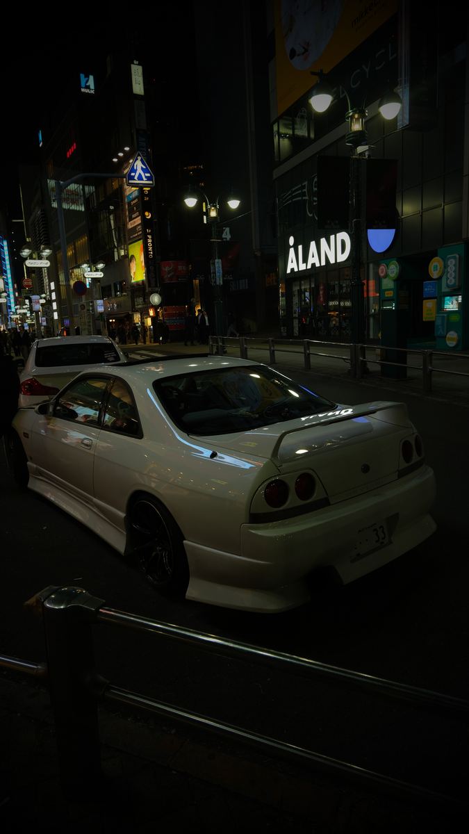 Nissan Skyline bianca di notte