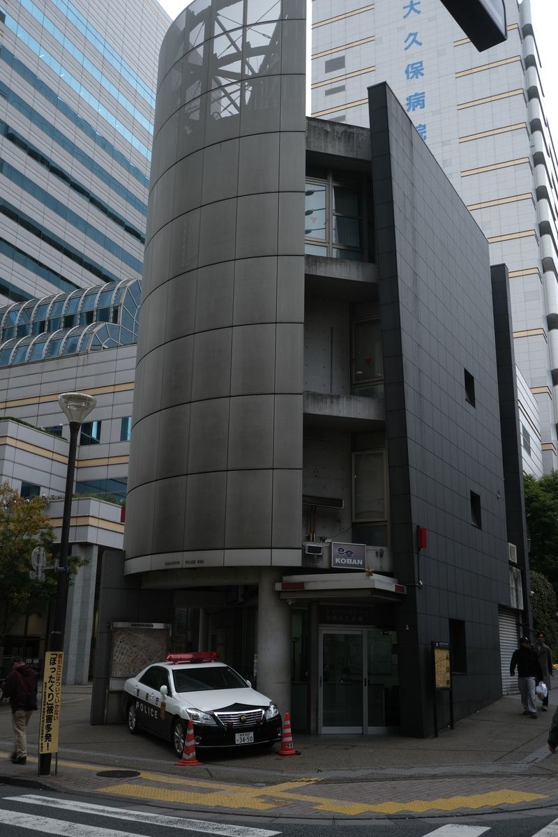 Edificio cilindrico con auto della polizia