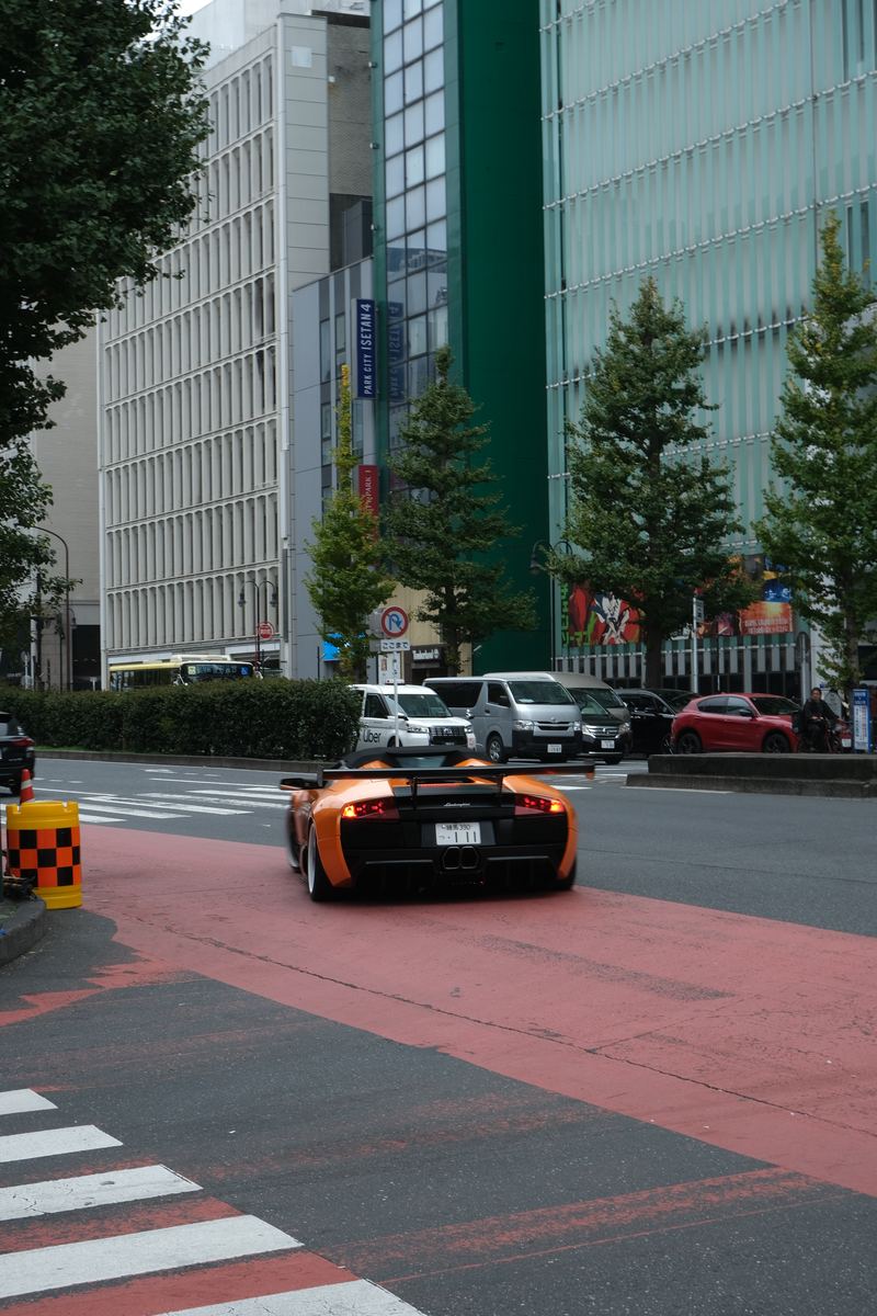 Supercar arancione a un incrocio