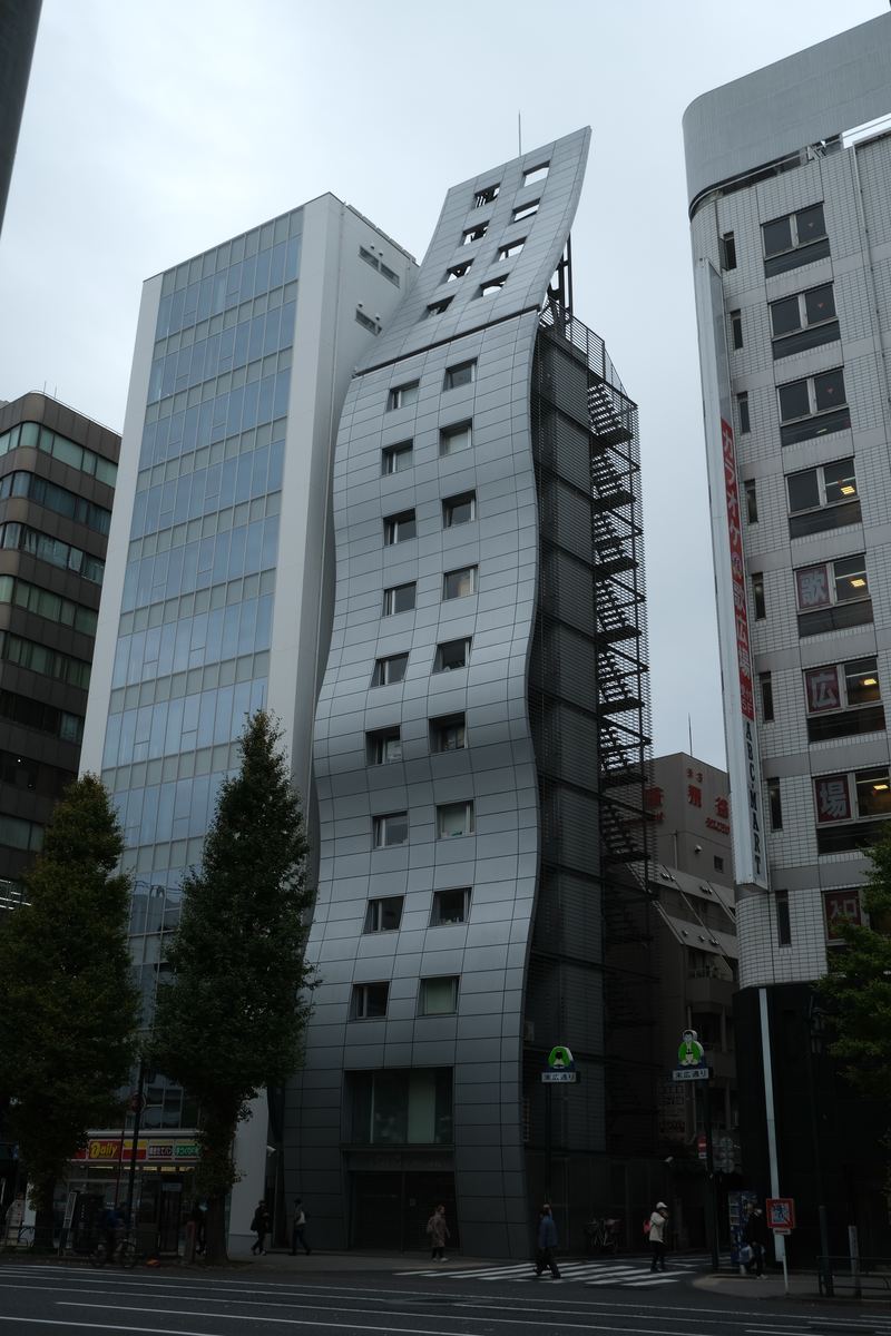Edificio grigio dalla facciata ondulata