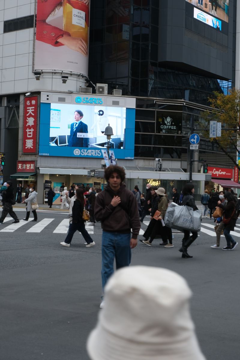 Incrocio di Shibuya con gli schermi giganti