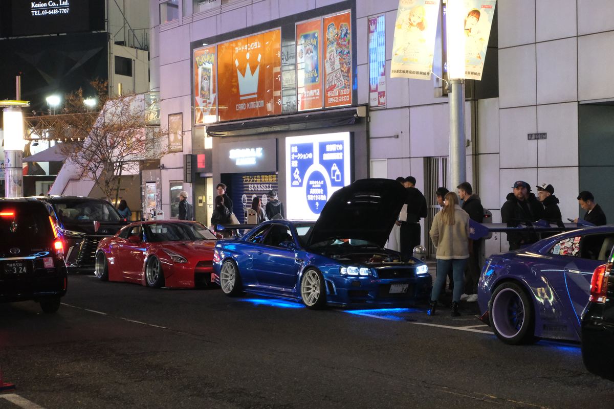 Raduno di auto modificate di notte