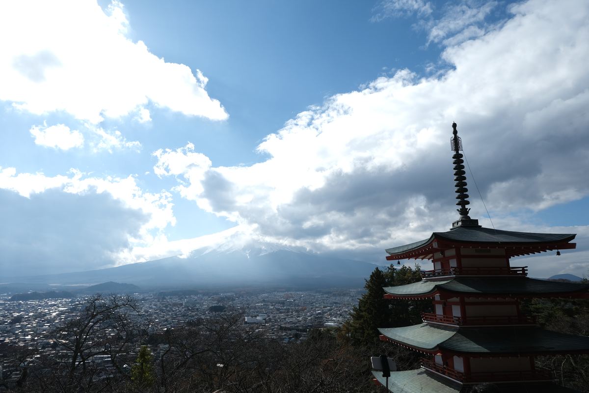 Pagoda Chureito e il Fuji tra le nuvole