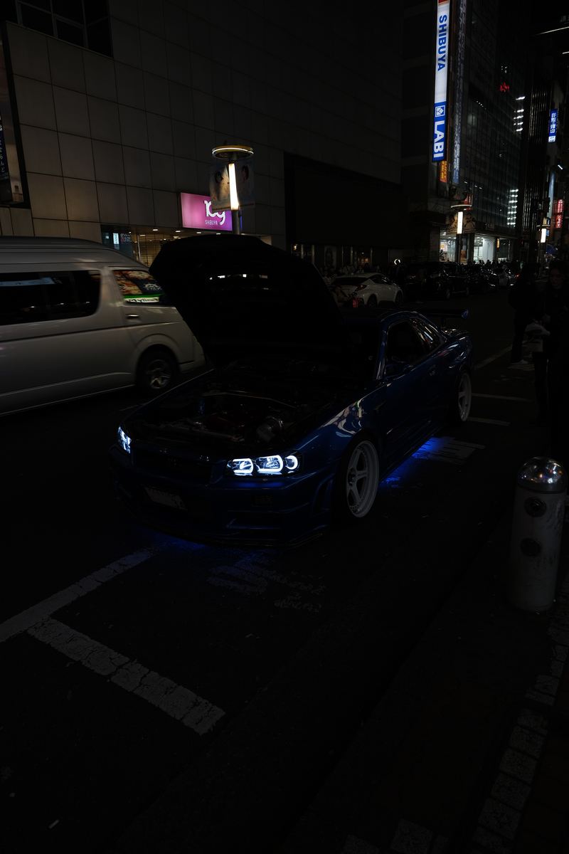 Nissan Skyline con il cofano aperto di notte