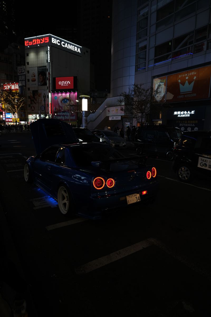 Nissan Skyline GT-R blu di notte