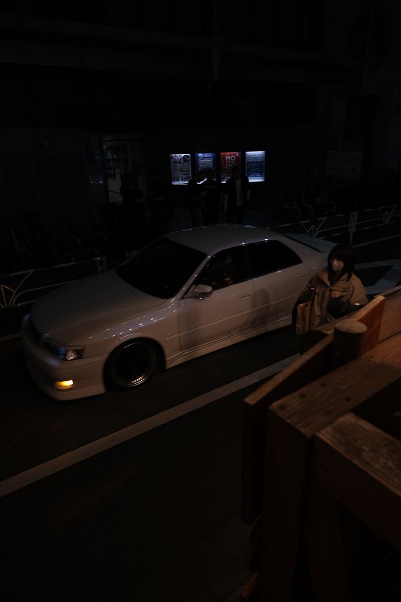 Toyota bianca nel parcheggio di notte
