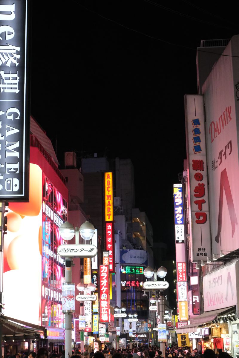 Strada di negozi illuminata di notte