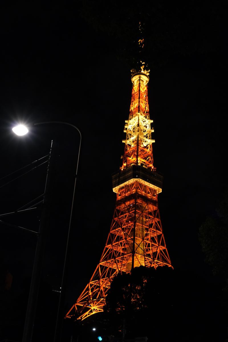 Tokyo Tower illuminata di notte